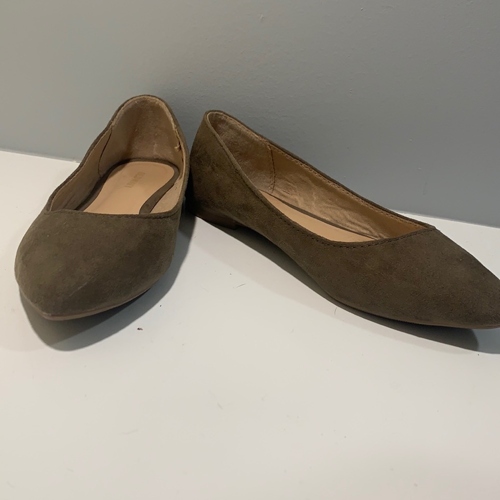 Old Navy olive green, size 7 flats